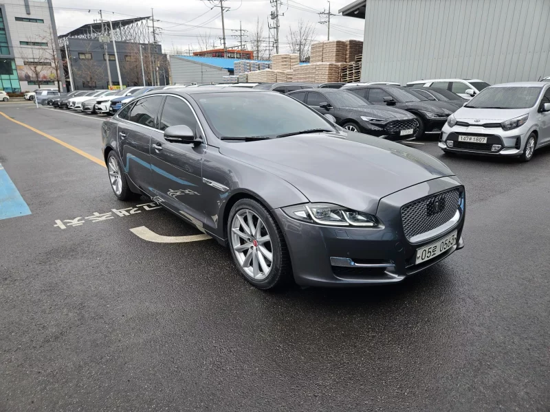 Jaguar XJ