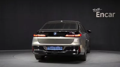 BMW i7