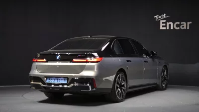 BMW i7