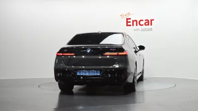 BMW i7