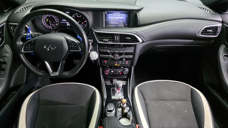 Infiniti Q30