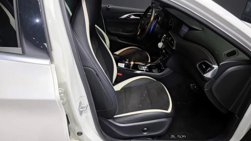 Infiniti Q30
