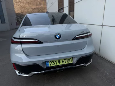 BMW i7
