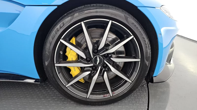 Aston Martin VANTAGE