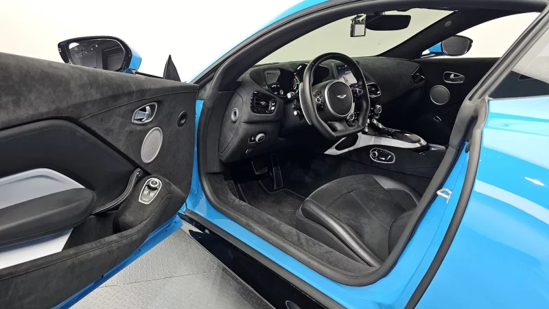 Aston Martin VANTAGE