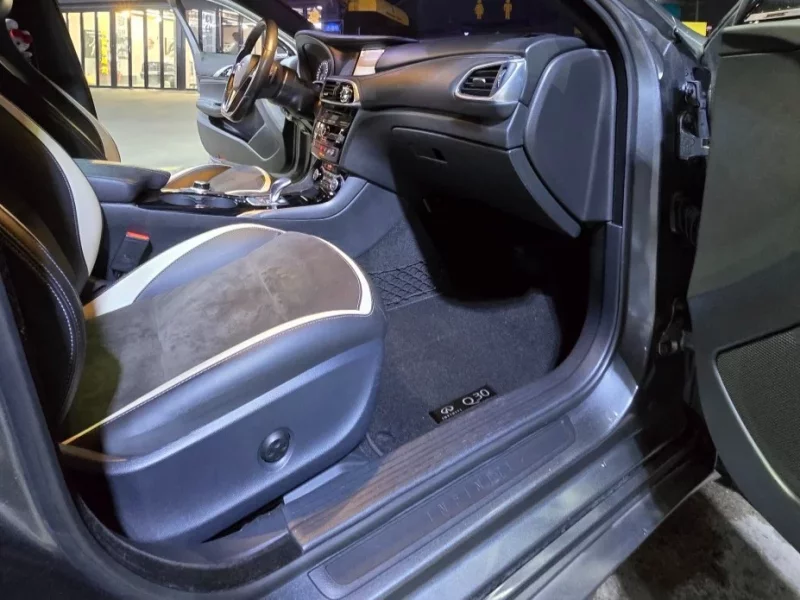 Infiniti Q30