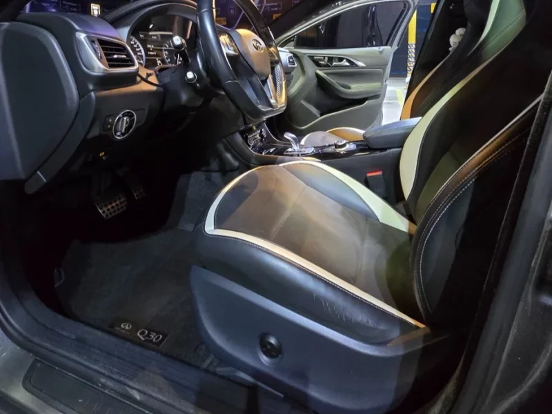 Infiniti Q30