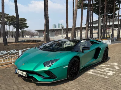 Lamborghini AVENTADOR