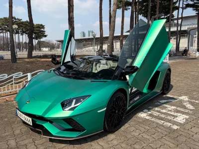 Lamborghini AVENTADOR