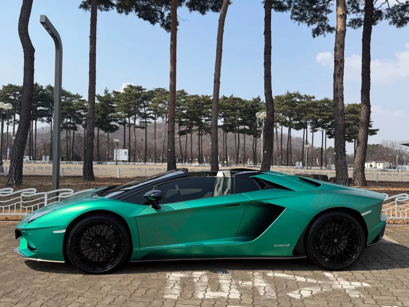 Lamborghini AVENTADOR