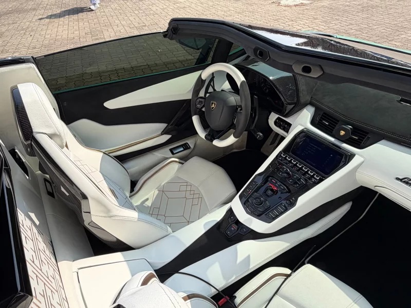 Lamborghini AVENTADOR