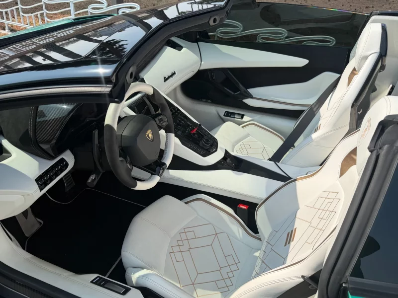 Lamborghini AVENTADOR