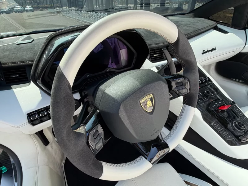 Lamborghini AVENTADOR