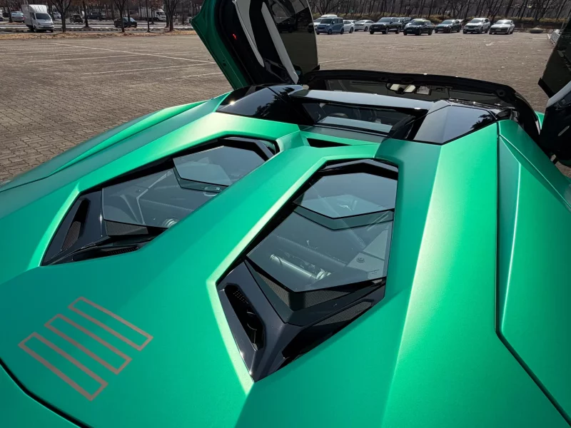 Lamborghini AVENTADOR
