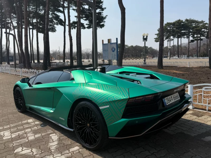 Lamborghini AVENTADOR