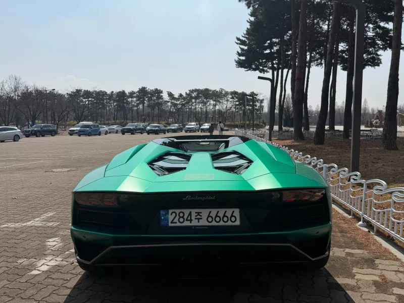 Lamborghini AVENTADOR