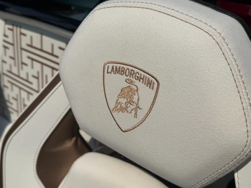 Lamborghini AVENTADOR