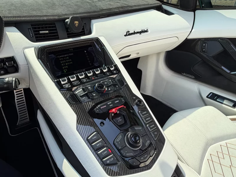 Lamborghini AVENTADOR