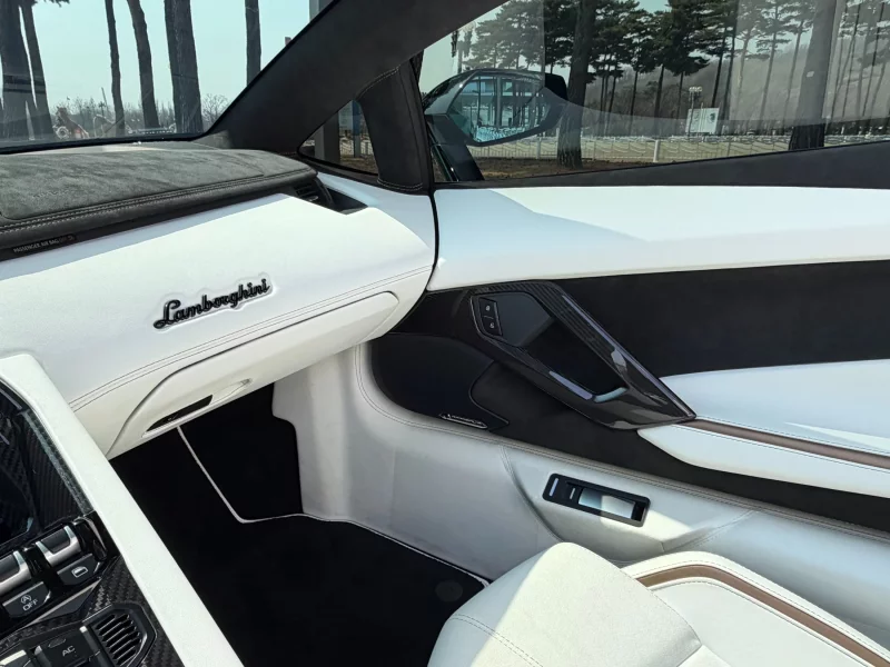 Lamborghini AVENTADOR