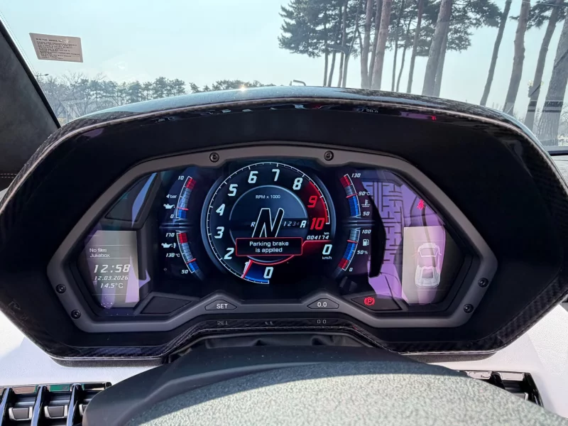 Lamborghini AVENTADOR