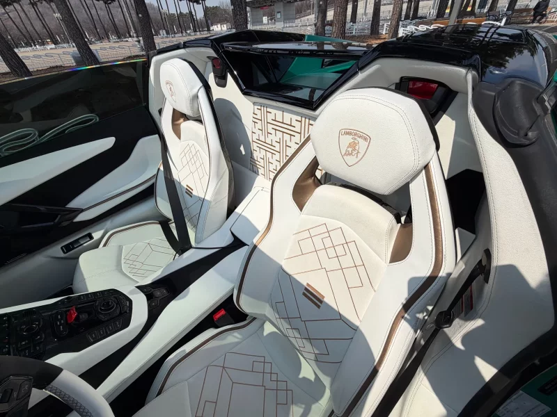 Lamborghini AVENTADOR