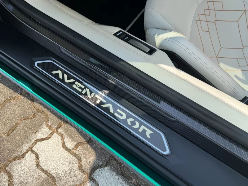 Lamborghini AVENTADOR