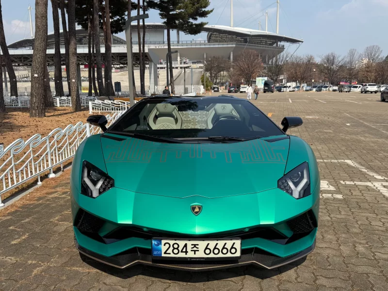 Lamborghini AVENTADOR