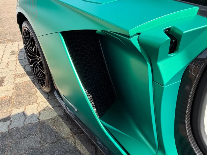 Lamborghini AVENTADOR