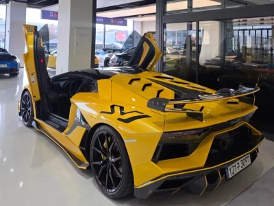 Lamborghini AVENTADOR