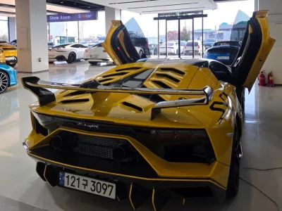 Lamborghini AVENTADOR