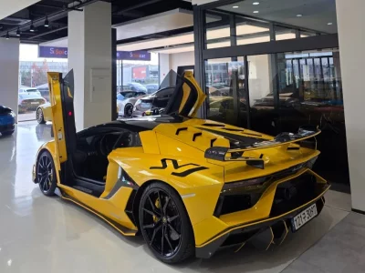 Lamborghini AVENTADOR