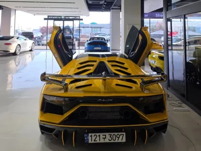 Lamborghini AVENTADOR