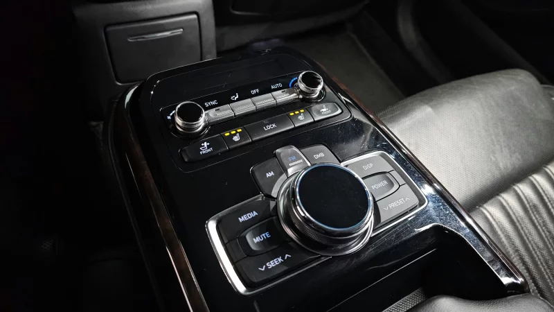 Genesis EQ900