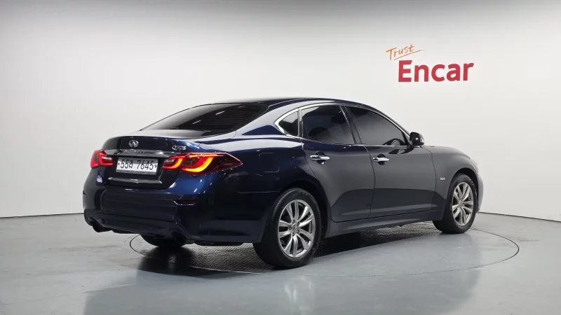 Infiniti Q70