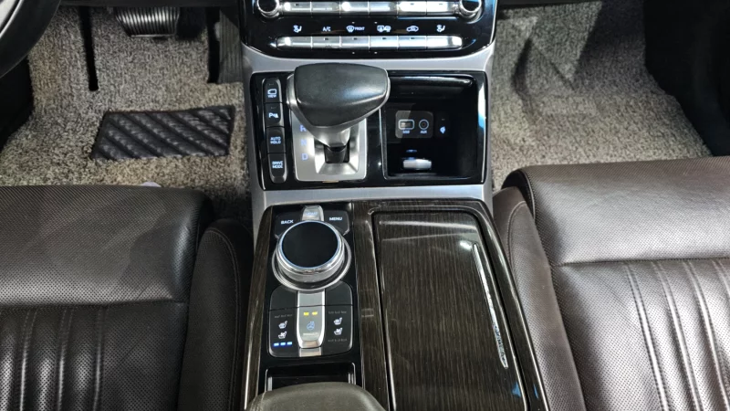 Genesis EQ900