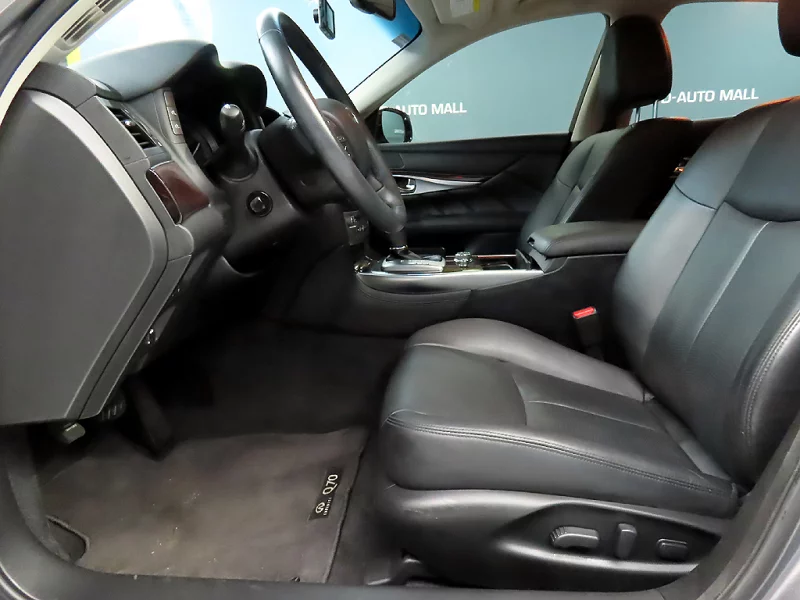 Infiniti Q70