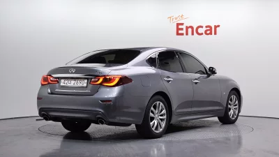 Infiniti Q70