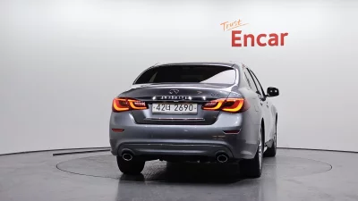 Infiniti Q70