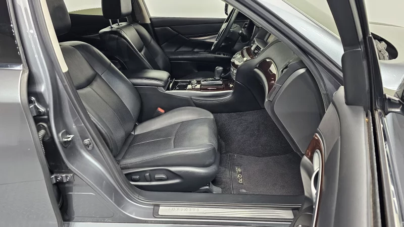 Infiniti Q70
