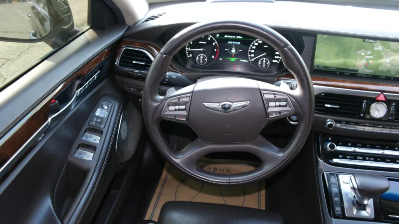 Genesis EQ900