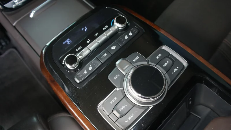 Genesis EQ900