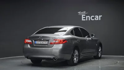 Infiniti Q70