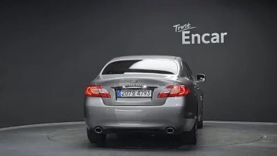 Infiniti Q70