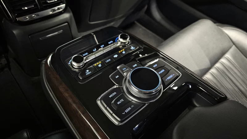 Genesis EQ900