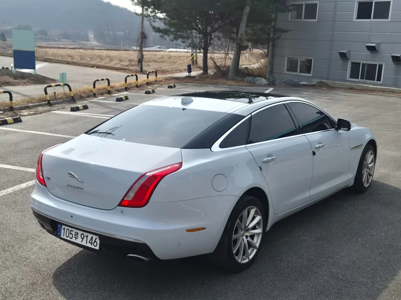 Jaguar XJ