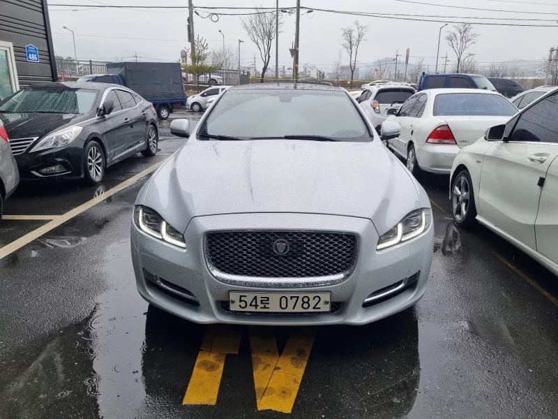 Jaguar XJ