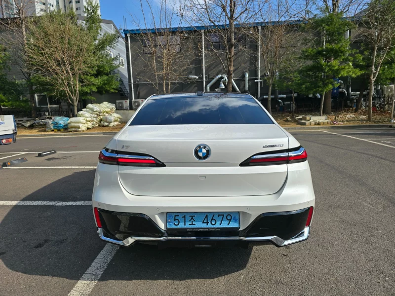 BMW i7