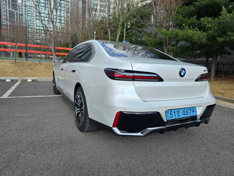 BMW i7