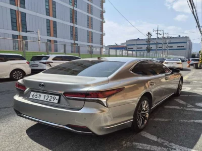 Lexus LS