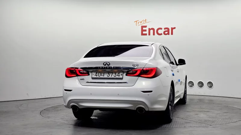Infiniti Q70